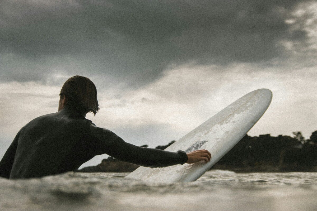 Main surfers on ocean