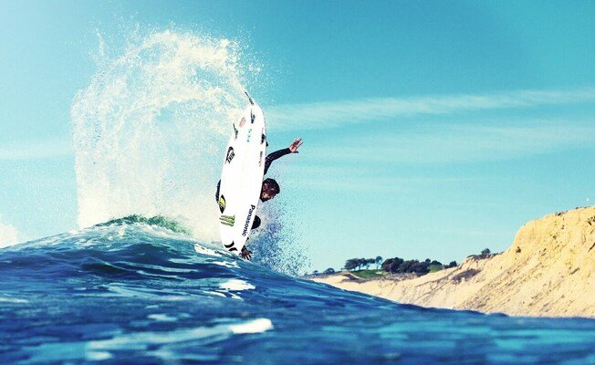 Surfers surfing wave 