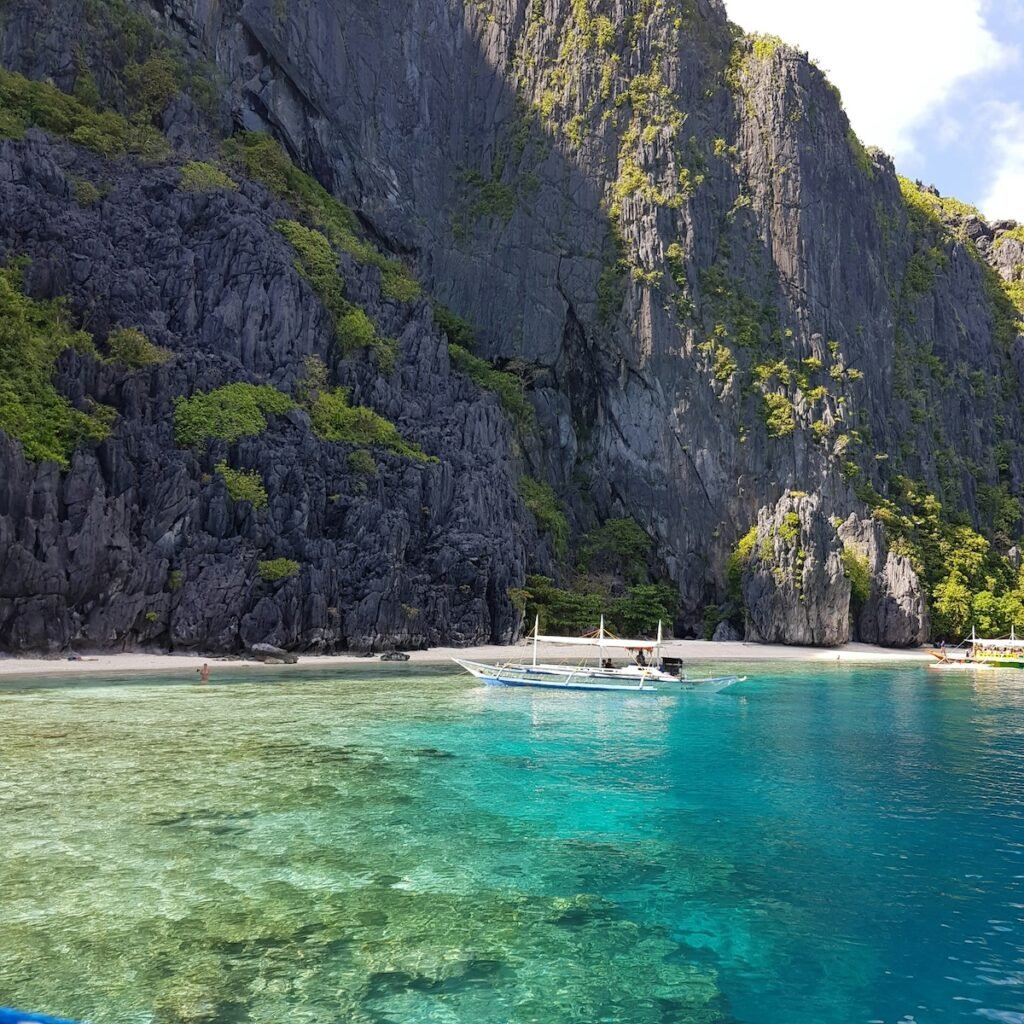 10 Top Things to Know Before Traveling to The Philippines: Beach environments and boats