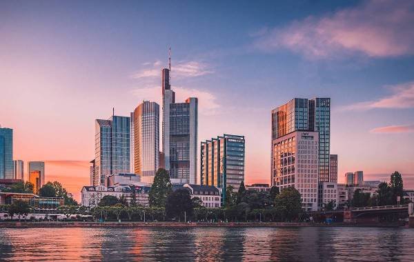 Frankfurts skyline at sunset