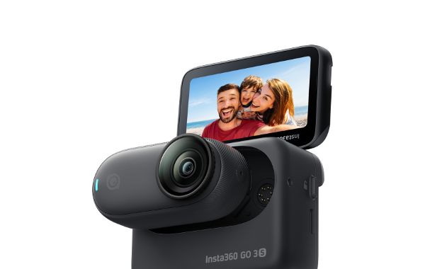 Compact action camera Insta360 GO 3S with flip screen displaying a smiling family on the beach.